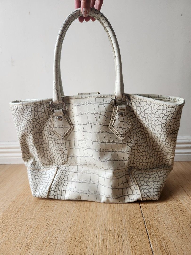 Vivienne Westwood Snake Leather Bag (Category: Luxury Bags & Wallets) located in Baguio. Submitted by unearthed_ph (Listing ID 1386476213, Image 2). Description: Overall in good condition Please check last photo for issue.