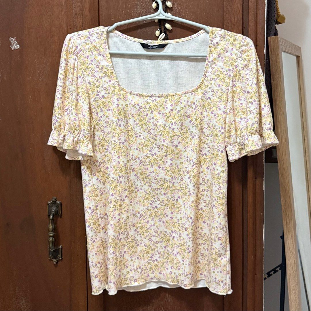 Women's Blouse (Category: Blouses) located in San Pablo. Submitted by decluttx (Listing ID 1386485600, Image 1). Description: Forme brand Size XS Can fit up to S.