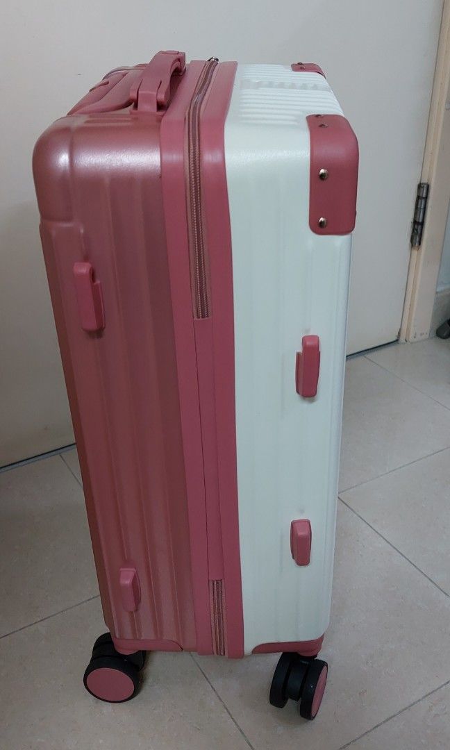 行李箱 （分類：其他運動配件）位於 Hong Kong。 由 heather910928 提交（商品編號 1386597890，圖片 3）。簡介： 34×22×50cm,用了一次。