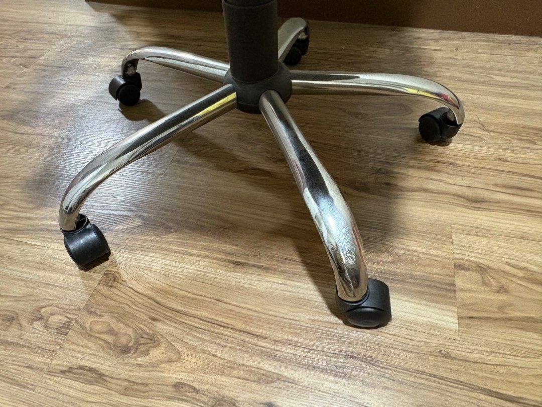 ✨ Sleek & Comfy Highback Office Chair – PU Leather ✨ (Category: Office Furniture & Fixtures) located in Taguig. Submitted by wountersdam (Listing ID 1386709650, Image 2). Description: Working from home? Need a chair that looks pro but feels cozy? This highback office chair has you covered! ✅ High Quality PU Leather – Smooth, easy to clean, and looks elegant. ✅ Fixed Armrests – Perfect for steady support during long work hours. ✅ SGS Gas Lift – Ad