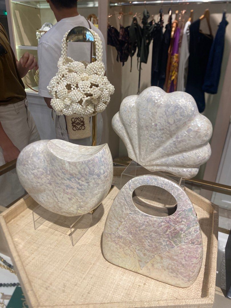 Aranaz Pasabuy (Category: Beach Bags) located in Paranaque City. Submitted by jujudeclutterss (Listing ID 1386682948, Image 3). Description: All brand New, Complete Packaging, Directly from the store!.
