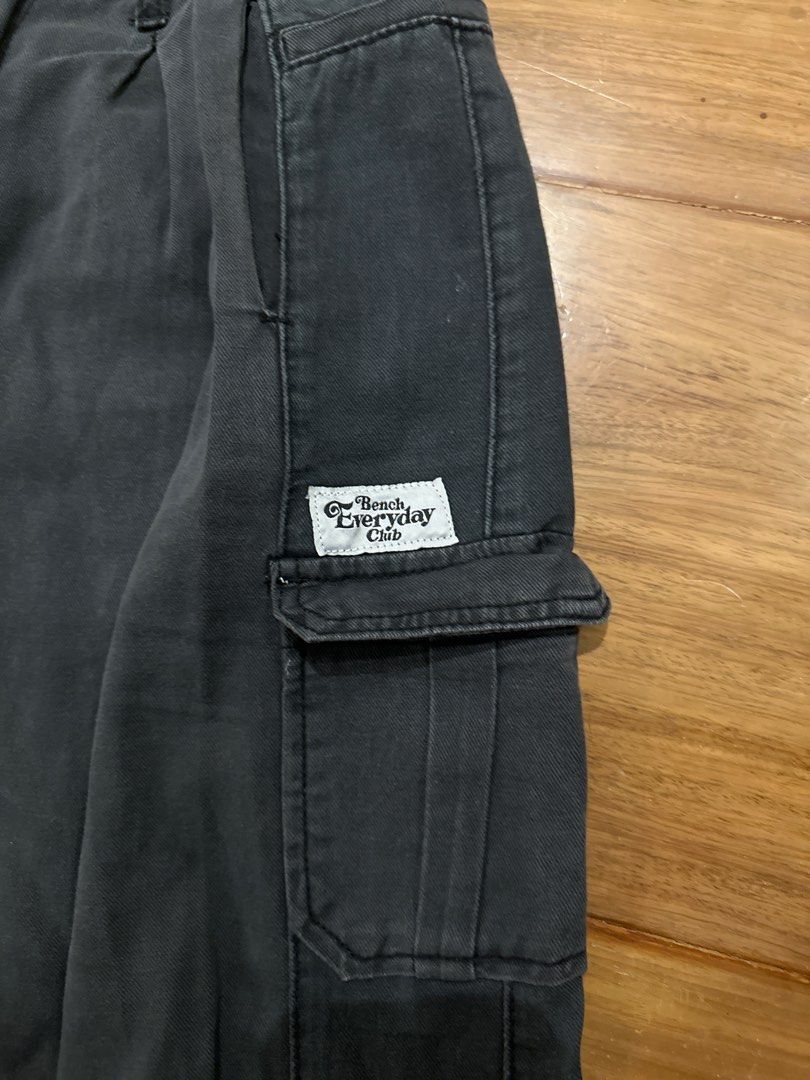 Bench Black Men’s Cargo Pants (Category: Trousers) located in Makati City. Submitted by albert___ (Listing ID 1386697169, Image 2). Description: Bench black cargo pants for men! XL size (bench) Length: 90cm Waist: 82cm (garterized zipper) With signs of use.