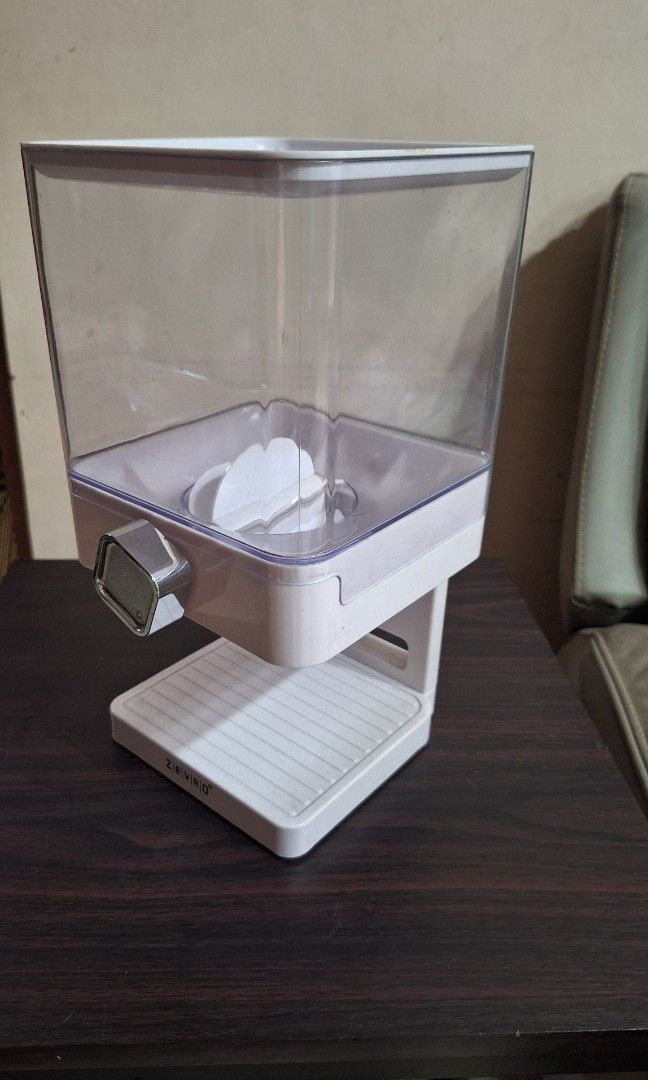 Cereal Dispenser (Category: Food Organization & Storage) located in Quezon City. Submitted by js.ms (Listing ID 1386646533, Image 2). Description: ZEVRO Cereal Dispenser Plastic, BPA Free Rotating knob and removable lid Item as is, no box RFS: Decluttering MOP: Gcash Payment 1st prior shipping. SF/ delivery fee not included; shall be shouldered by buyer Can do meet-up, Tomas Morato QC.