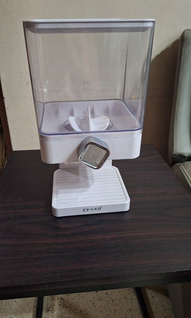 Cereal Dispenser (Category: Food Organization & Storage) located in Quezon City. Submitted by js.ms (Listing ID 1386646533, Image 1). Description: ZEVRO Cereal Dispenser Plastic, BPA Free Rotating knob and removable lid Item as is, no box RFS: Decluttering MOP: Gcash Payment 1st prior shipping. SF/ delivery fee not included; shall be shouldered by buyer Can do meet-up, Tomas Morato QC.