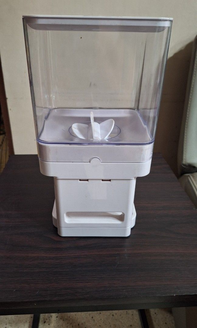 Cereal Dispenser (Category: Food Organization & Storage) located in Quezon City. Submitted by js.ms (Listing ID 1386646533, Image 3). Description: ZEVRO Cereal Dispenser Plastic, BPA Free Rotating knob and removable lid Item as is, no box RFS: Decluttering MOP: Gcash Payment 1st prior shipping. SF/ delivery fee not included; shall be shouldered by buyer Can do meet-up, Tomas Morato QC.