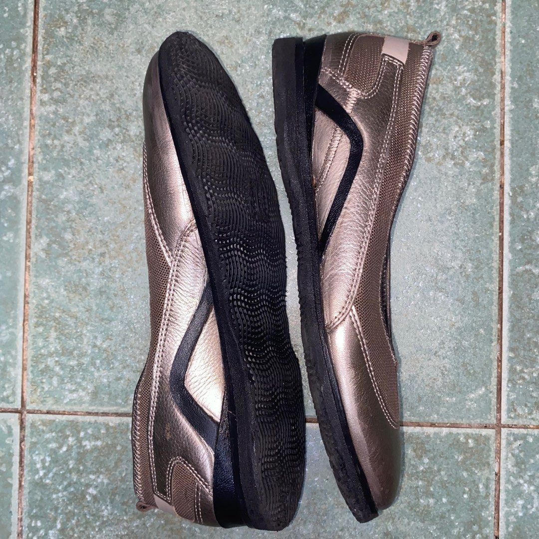 Ecco Flats (Category: Flats & Sandals) located in Las Pinas. Submitted by rubyannesorio (Listing ID 1386597651, Image 3). Description: Size: EU 39 D Authentic and in excellent condition! Only worn for mall trips, soles still look great..
