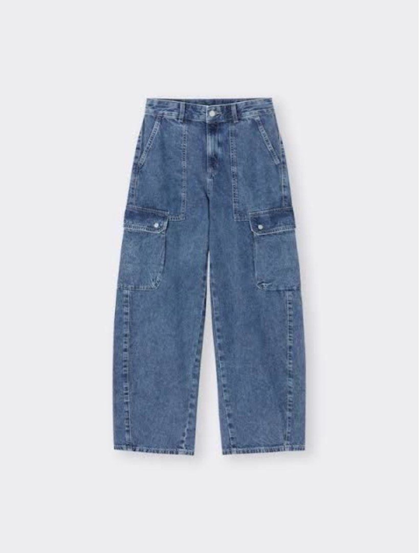 GU denim cargo pants (Category: Jeans) located in Makati City. Submitted by fairylees (Listing ID 1386675003, Image 1). Description: AUTHENTIC ‼️ bought from GU Japan, never been worn SIZE - SMALL.