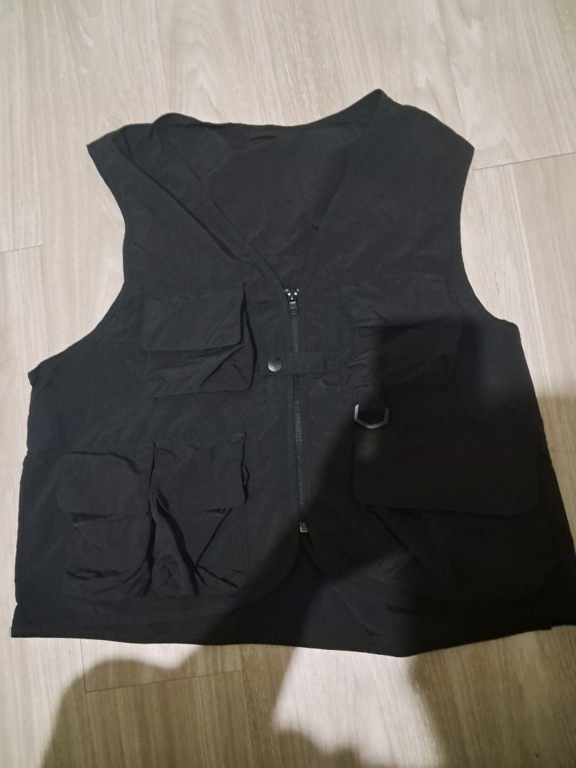 GU Utility Vest (Category: Vests) located in Alcala. Submitted by 213038 (Listing ID 1386705625, Image 1). Description: Excellent Condition No Issue 22" x 21".