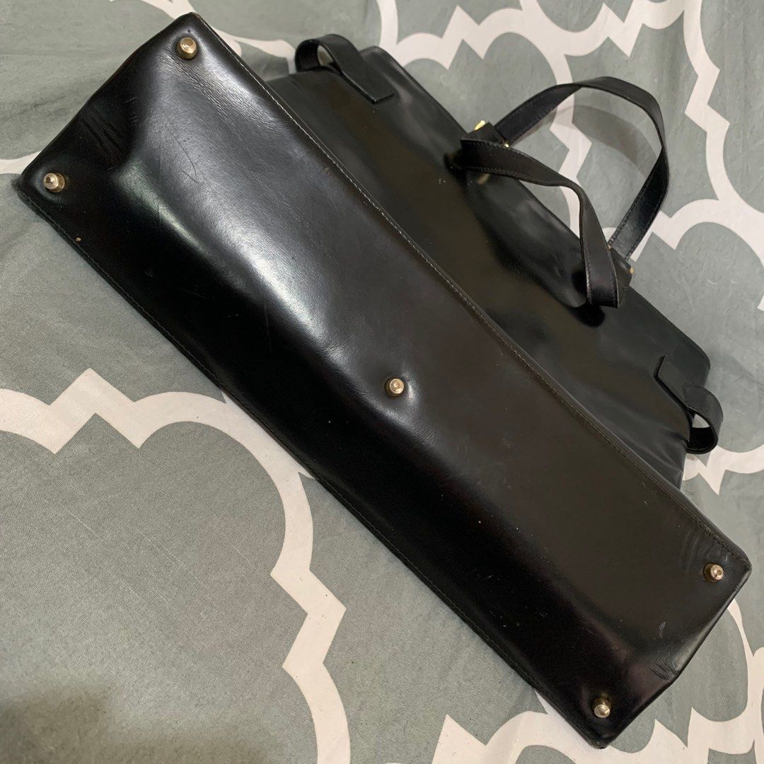 Gucci documents bag (Category: Luxury Bags & Wallets) located in Carmen, Agusan del Norte. Submitted by diorxx (Listing ID 1386620717, Image 3). Description: Gucci Documents bag Maganda labas nya Pinakaflaws is yung loob See photos for details.