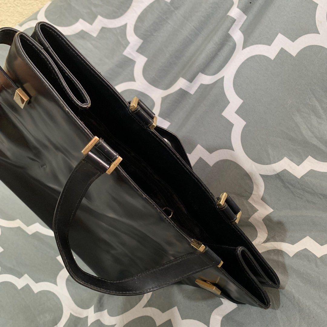 Gucci documents bag (Category: Luxury Bags & Wallets) located in Carmen, Agusan del Norte. Submitted by diorxx (Listing ID 1386620717, Image 2). Description: Gucci Documents bag Maganda labas nya Pinakaflaws is yung loob See photos for details.