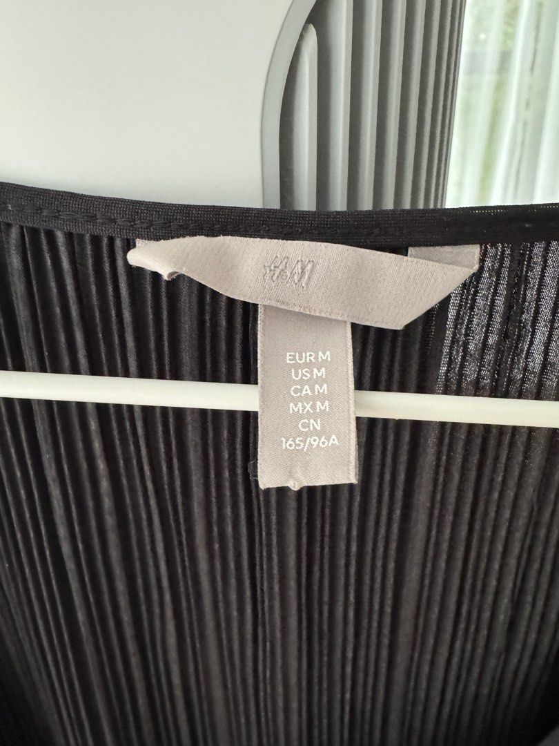H&M Pleated Jersey Dress (Category: Dresses) located in Silang. Submitted by fleurdelisph (Listing ID 1386745410, Image 3). Description: Size Medium on tag but can fit up to Large .