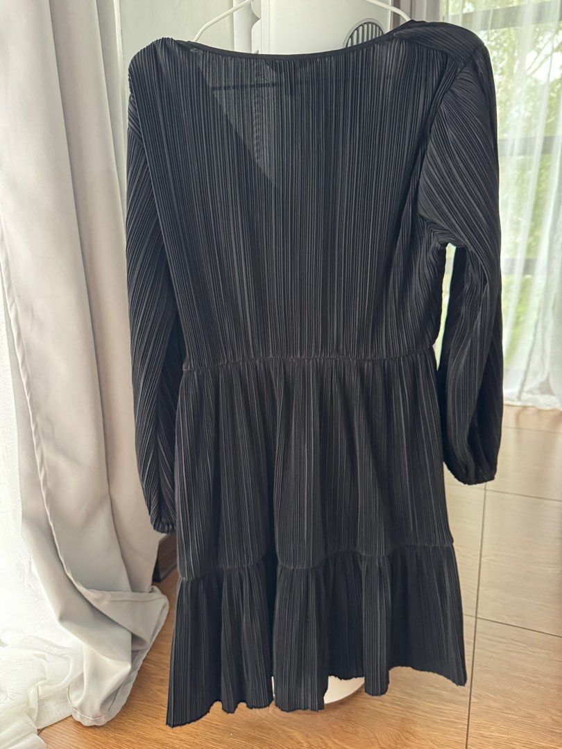 H&M Pleated Jersey Dress (Category: Dresses) located in Silang. Submitted by fleurdelisph (Listing ID 1386745410, Image 2). Description: Size Medium on tag but can fit up to Large .