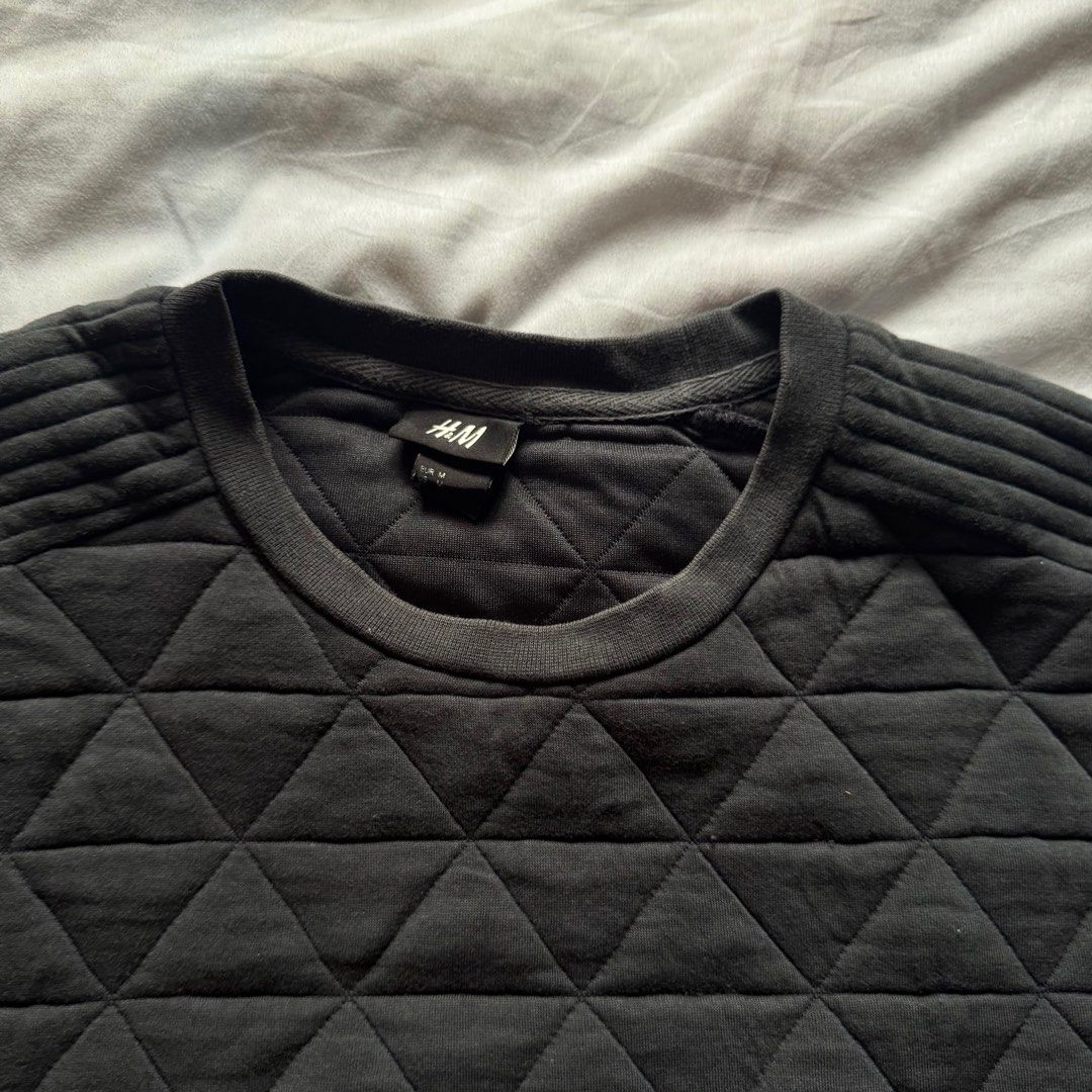 H&M Pullover | Thick w side-zippers | M (Category: Coats, Jackets and Outerwear) located in Manila. Submitted by helloitsjan (Listing ID 1386660022, Image 3). Description: H&M Pullover with side zipper details. Kinda thick. Good for the cold. .