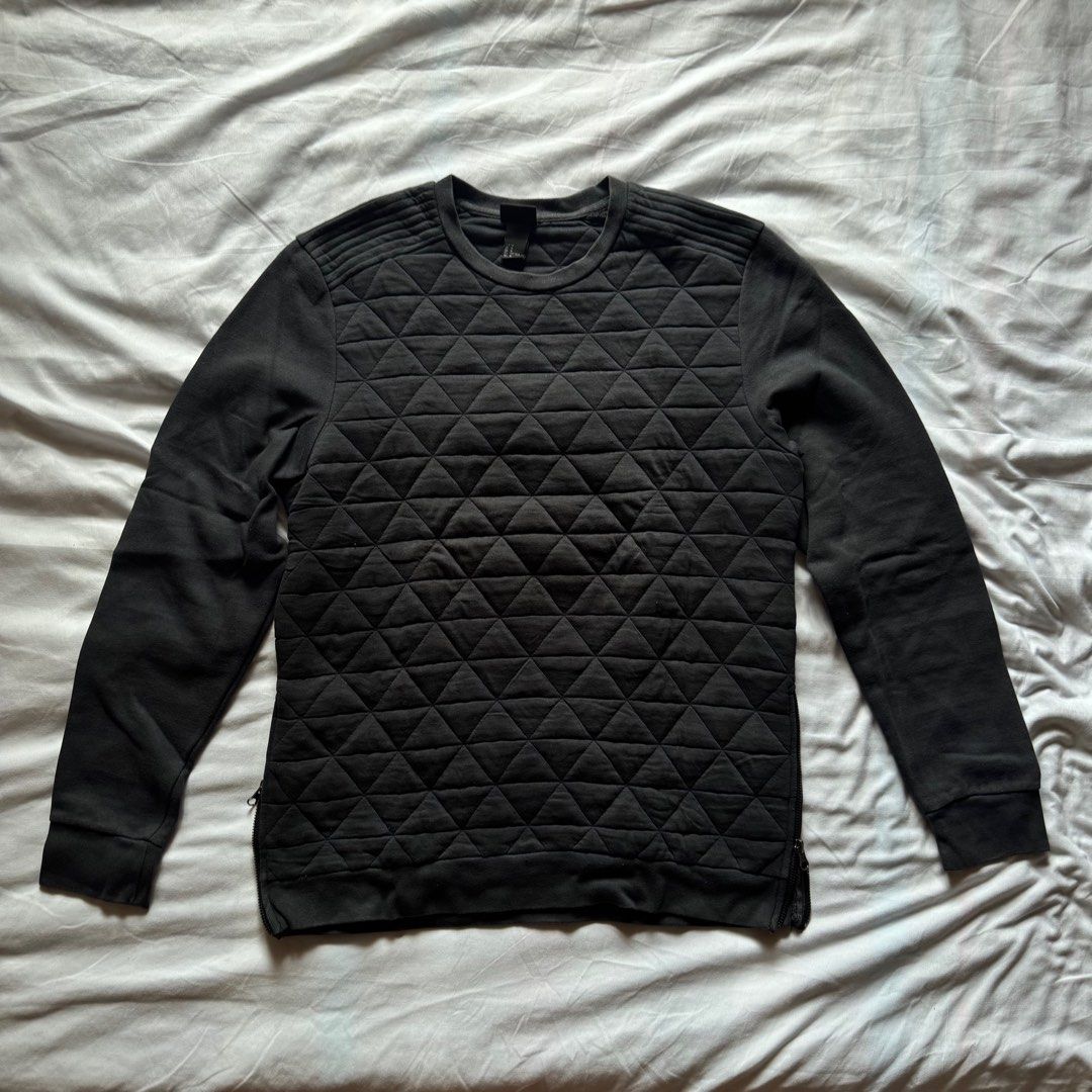 H&M Pullover | Thick w side-zippers | M (Category: Coats, Jackets and Outerwear) located in Manila. Submitted by helloitsjan (Listing ID 1386660022, Image 2). Description: H&M Pullover with side zipper details. Kinda thick. Good for the cold. .