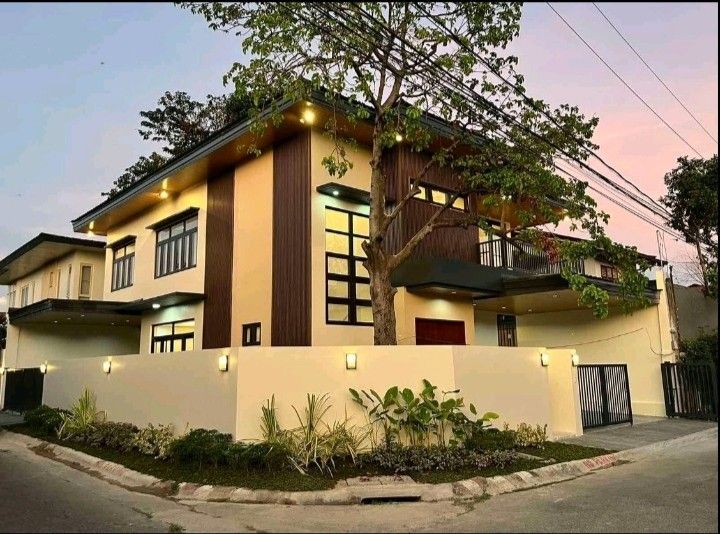 House n lot (Category: House & Lot) located in Bulacan. Submitted by roseannbla47941 (Listing ID 1386660091, Image 1). Description: Brandnew 2-story house BF NORTHWEST PQUE (along El Grande St.) / P 39.5M DISCOUNTED PRICE ✅ with Ayala Alabang finishing ✅✅ CORNER Lot : Darwin and Denver Sts. ✅ Lot Area: 285 sqm Floor Area: 430 sqm ✅ 5 car garage ✅ 2nd floor: 4-bedrooms/4-bathrooms/1 balcony ✅ Ground floor: SPACIOUS living-dining rooms-open kitchen