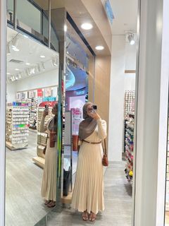(Category: ) located in . Submitted by prelovedbycandyhani (Listing ID 1386609312, Image 1). Description: .