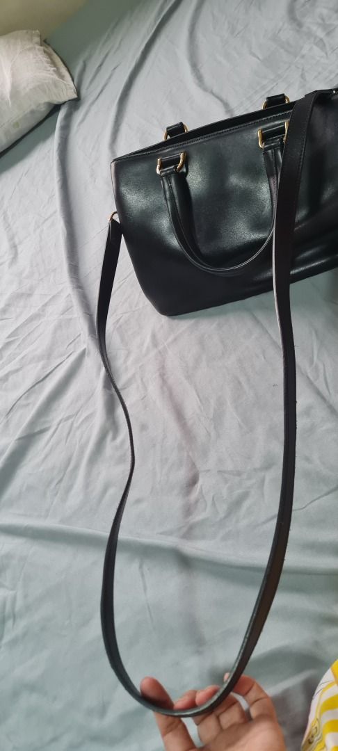 Longchamp Roseau (Category: Luxury Bags & Wallets) located in Cebu City. Submitted by sellall (Listing ID 1386593764, Image 1). Description: Flawed but nothing Bag spa cannot treat..