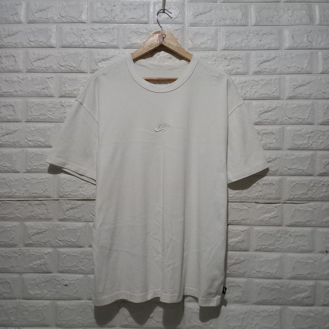 NIKE MID LOGO TEE (Category: Tshirts & Polo Shirts ) located in Cebu City. Submitted by yipsthrift (Listing ID 1386640311, Image 1). Description: SIZE: XL DIMENTIONS: 22X28 AS NEW CONDITION NO ISSUE FLAWLESS COLOR RATE: 10/10.