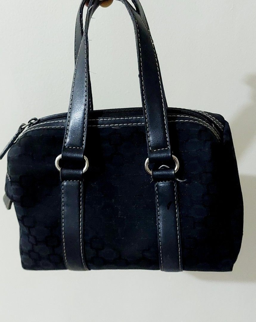 Nine West Mini Bag Black Hand bag (Category: Purses & Pouches) located in Subic. Submitted by dstuffshop (Listing ID 1386717931, Image 1). Description: Nine West Mini Bag Black Hand bag.