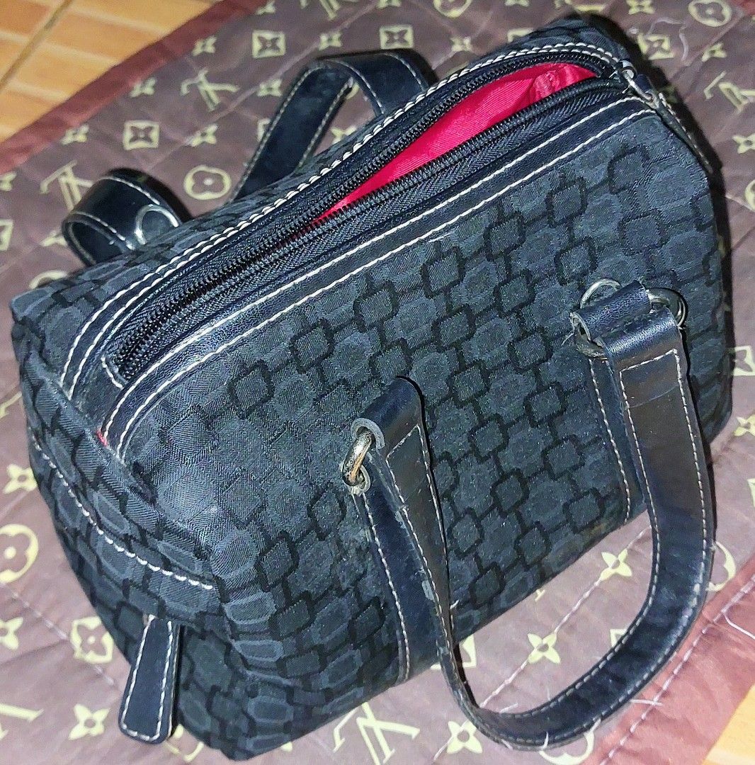 Nine West Mini Bag Black Hand bag (Category: Purses & Pouches) located in Subic. Submitted by dstuffshop (Listing ID 1386717931, Image 2). Description: Nine West Mini Bag Black Hand bag.