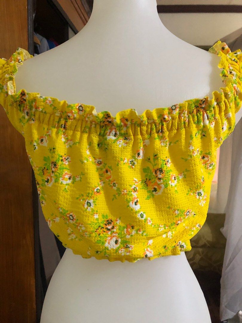 Original Topshop top crop top (Category: Others Tops) located in Mandaluyong City. Submitted by bmorig (Listing ID 1386647090, Image 2). Description: Free shipping na po strechable .