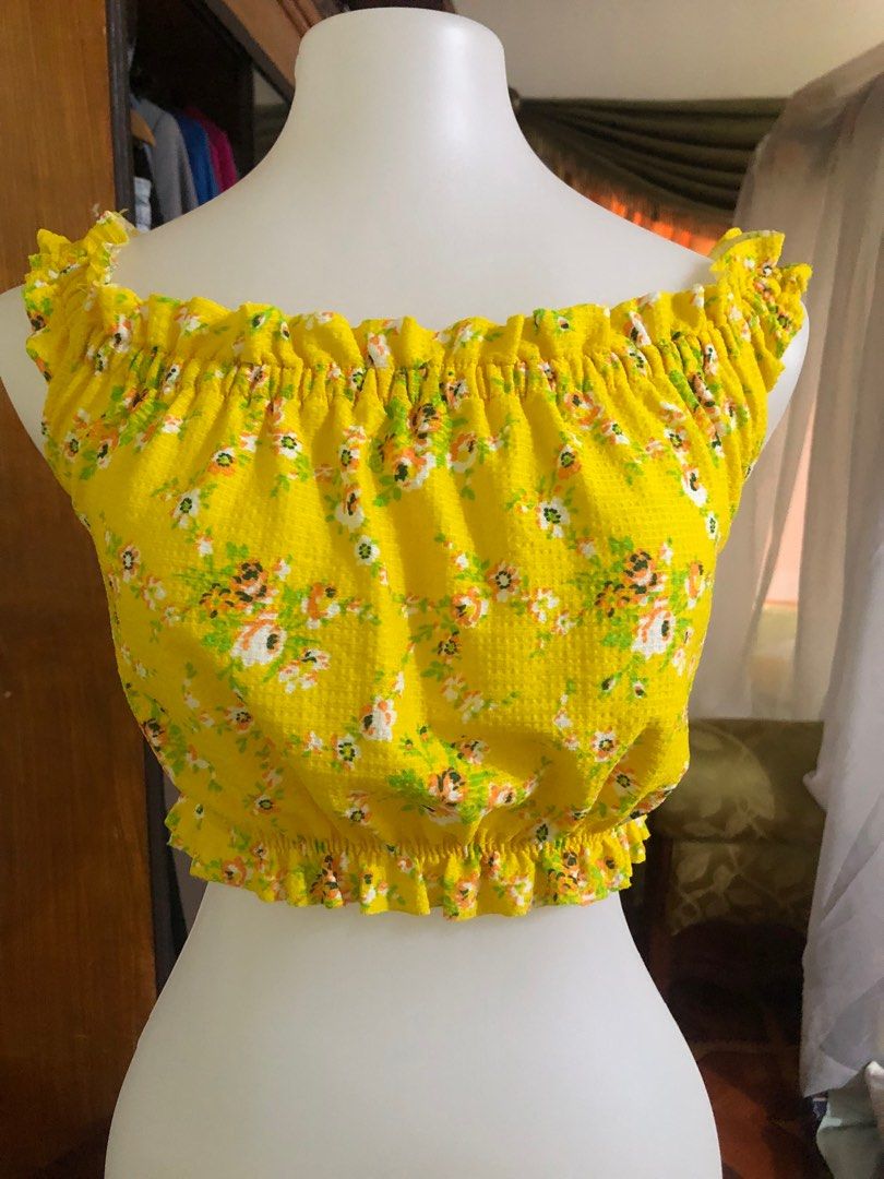 Original Topshop top crop top (Category: Others Tops) located in Mandaluyong City. Submitted by bmorig (Listing ID 1386647090, Image 1). Description: Free shipping na po strechable .