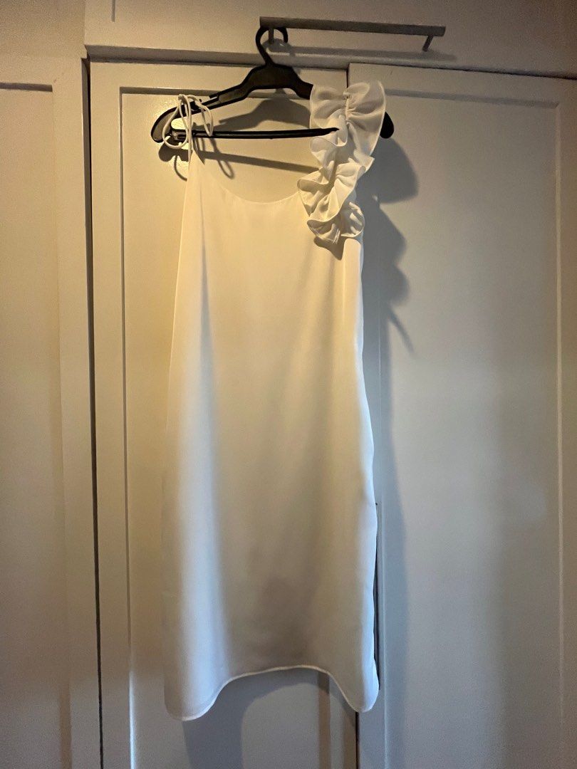 PAMELA NG WHITE DRESS (Category: Dresses) located in Manila. Submitted by leahdeclutters (Listing ID 1386665357, Image 1). Description: PAMELA NG designer white dress perfect for wedding/bridal parties. All-white parties .