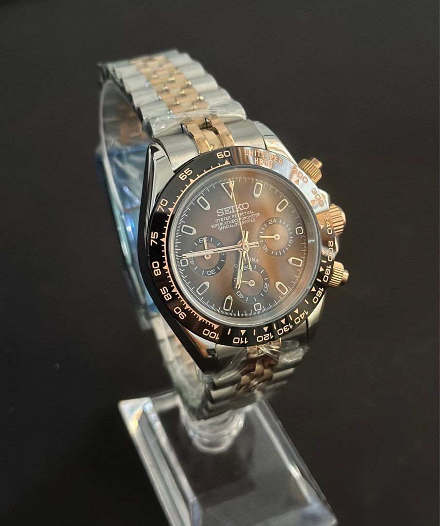 Seiko Mod Rose Gold Daytona 39mm (Category: Luxury Watches) located in San Pablo. Submitted by justinlaurel (Listing ID 1386618601, Image 2). Description: Seiko Mod Rose Gold Daytona 39mm ₱4,750 only! Brand-new, on-hand! Specs: - Jubilee Bracelet - Sapphire Glass - Authentic Seiko Japan Quartz VK63 movement Loc: Lipa City, Batangas (Weekdays) San Pablo City, Laguna (Weekends) PM me for more details. Thank you! .