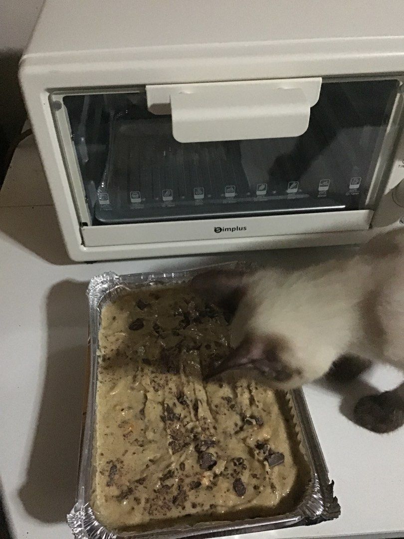 Electric Oven 12L SIMPLUS (Category: Bakeware) located in Pasig City. Submitted by crybbeee (Listing ID 1386698945, Image 2). Description: GOOD AS BRANDNEW WITH BOX RFS: Upgrading to convection oven Oven Features: Mechanical Control, Removable Trays Weight: 2.14kg Volume Capacity: 12L Input Voltage: 220V Power Consumption: 650W.