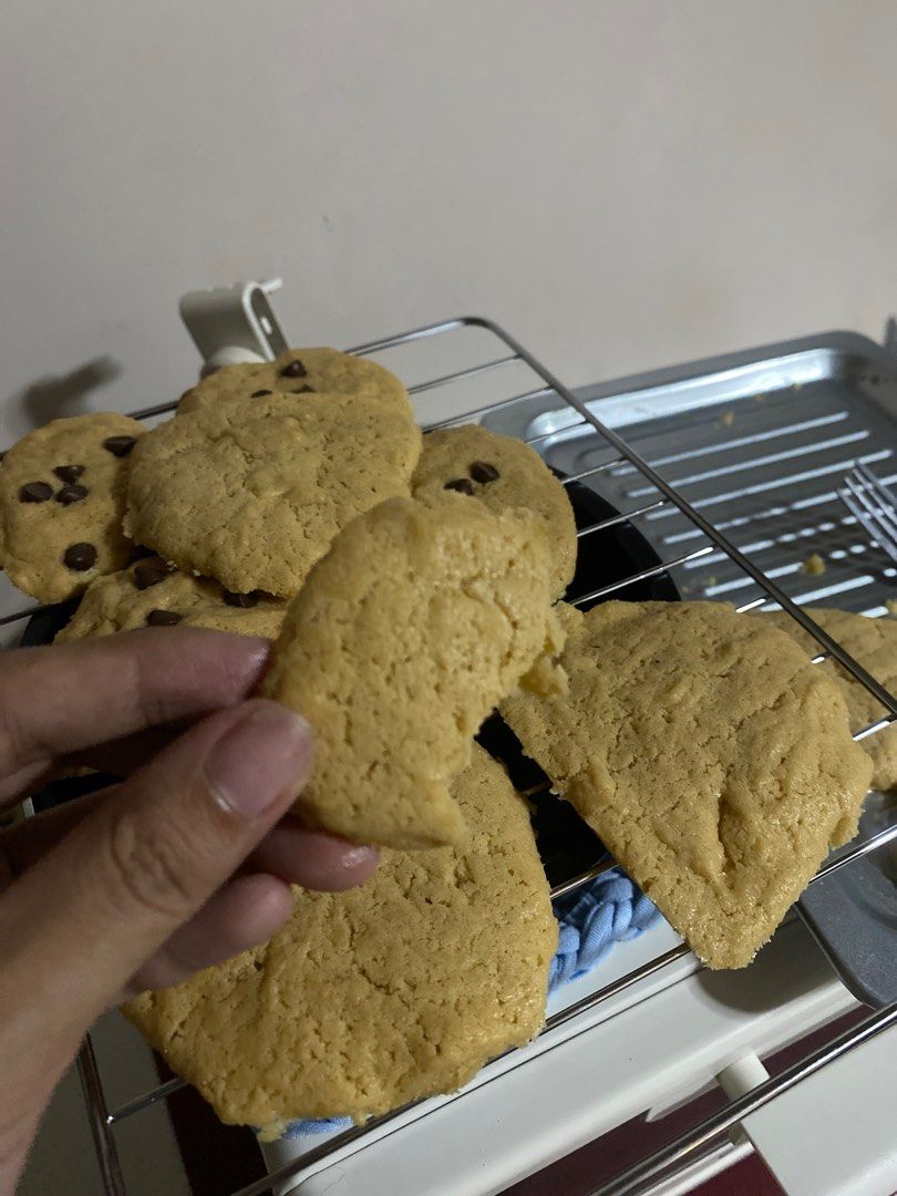 Electric Oven 12L SIMPLUS (Category: Bakeware) located in Pasig City. Submitted by crybbeee (Listing ID 1386698945, Image 3). Description: GOOD AS BRANDNEW WITH BOX RFS: Upgrading to convection oven Oven Features: Mechanical Control, Removable Trays Weight: 2.14kg Volume Capacity: 12L Input Voltage: 220V Power Consumption: 650W.