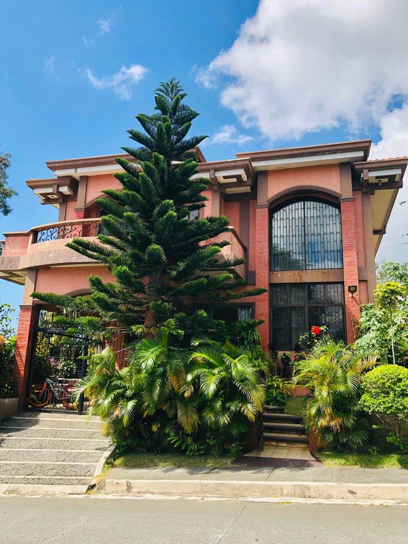 SPLENDIDO TAAL (Category: House & Lot) located in Quezon City. Submitted by chrisma25 (Listing ID 1386610473, Image 1). Description: Lot 319 sqm Flr est 190sqm 3 spacious Bedroom with 1 xtra room at ground flr Veranda 3 spacious toilet and Bath Spacious Dining living and kitchen Garden 2 Parking 2007 Built Mediterrainean Sytle Clean title and all taxes updated including home owners For other details and negotiation Kindly contact Directly 0945133