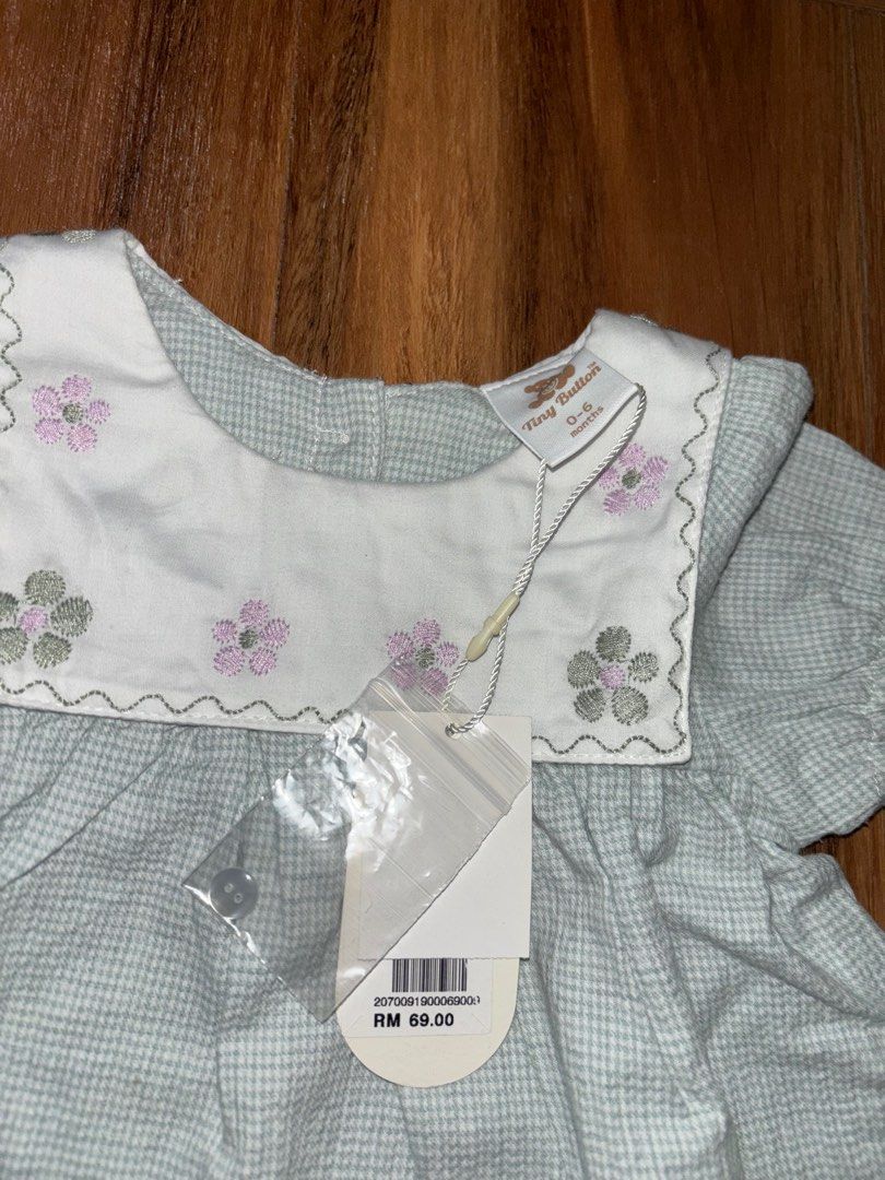 Tiny button dress (Category: Babies & Kids Fashion) located in Kuala Lumpur. Submitted by linday14 (Listing ID 1386722756, Image 3). Description: 0-6 months.
