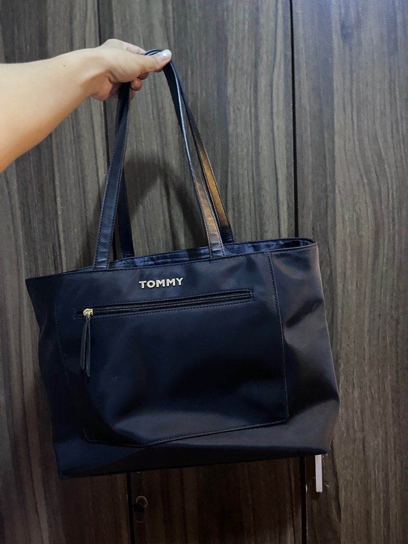 Tommy Hilfiger Tote Bag (Category: Tote Bags) located in Taguig. Submitted by milllooo (Listing ID 1386625988, Image 1). Description: Bought from US, ofew times used only. Can swap to other items, pm your offer..