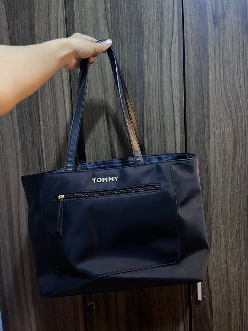 Tommy Hilfiger Tote Bag (Category: Tote Bags) located in Taguig. Submitted by milllooo (Listing ID 1386625988, Image 2). Description: Bought from US, ofew times used only. Can swap to other items, pm your offer..