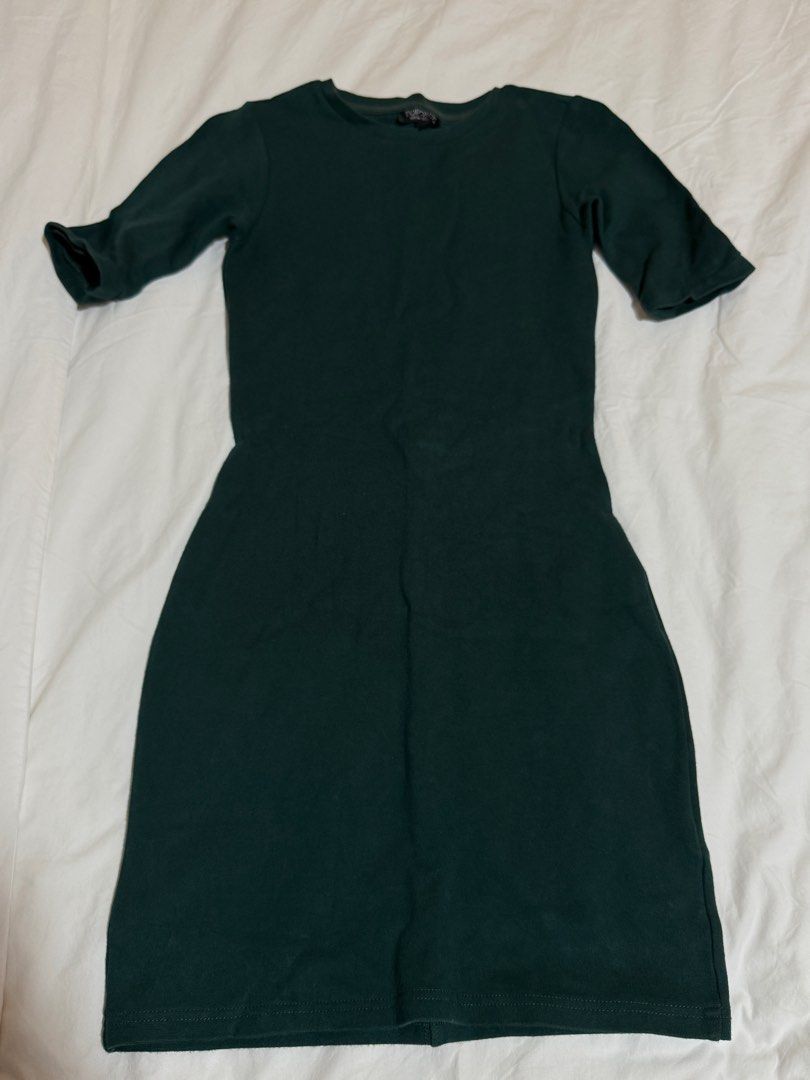 Topshop green dress (Category: Dresses) located in Taguig. Submitted by ninsdeclutters (Listing ID 1386759904, Image 1). Description: - size: US 2, EUR 34, UK 6 - such a pretty color (like emerald/dark green?) - stretchy material, but kinda has tight-fitting/bodycon feels - no ww.