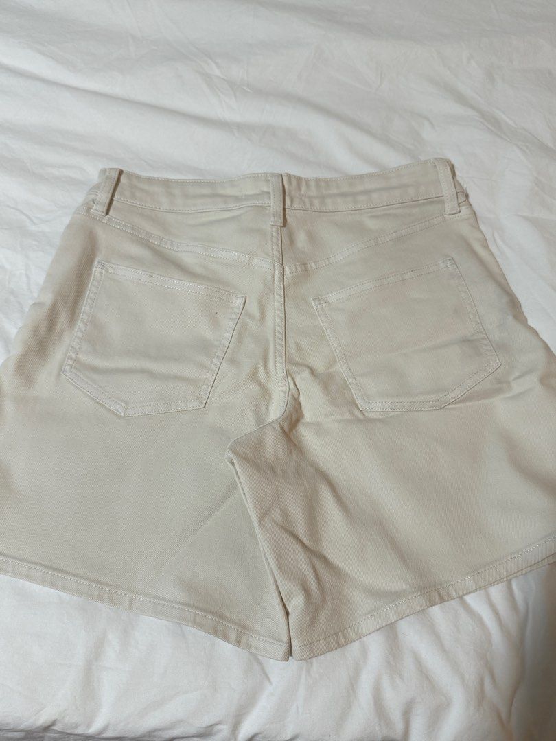 Uniqlo beige denim shorts (Category: Shorts) located in Taguig. Submitted by ninsdeclutters (Listing ID 1386742584, Image 2). Description: - size 24 (61 cm) - mid/high waisted (?) - has little flaw (it looks like a stain, but in person it isn't noticeable) - NO WW rfs: decluttering.