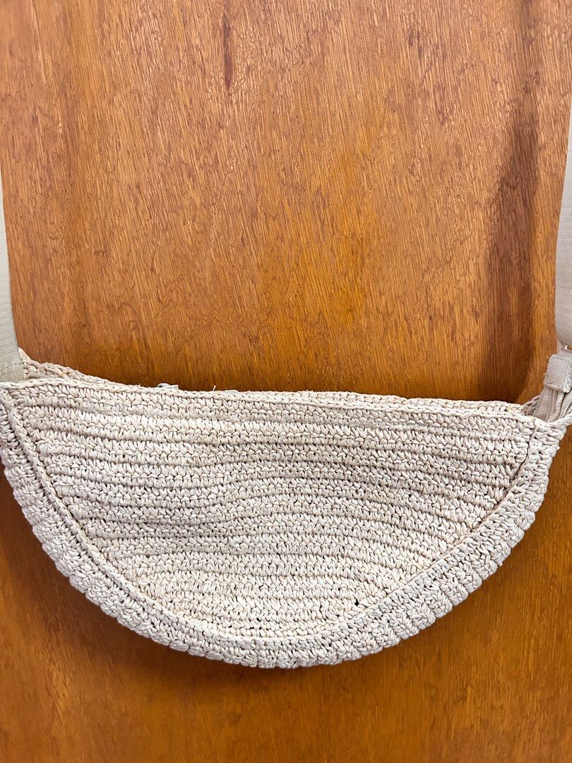 Uniqlo dumpling bag (Category: Cross-body Bags) located in Binan City. Submitted by bellashops (Listing ID 1386635539, Image 2). Description: .