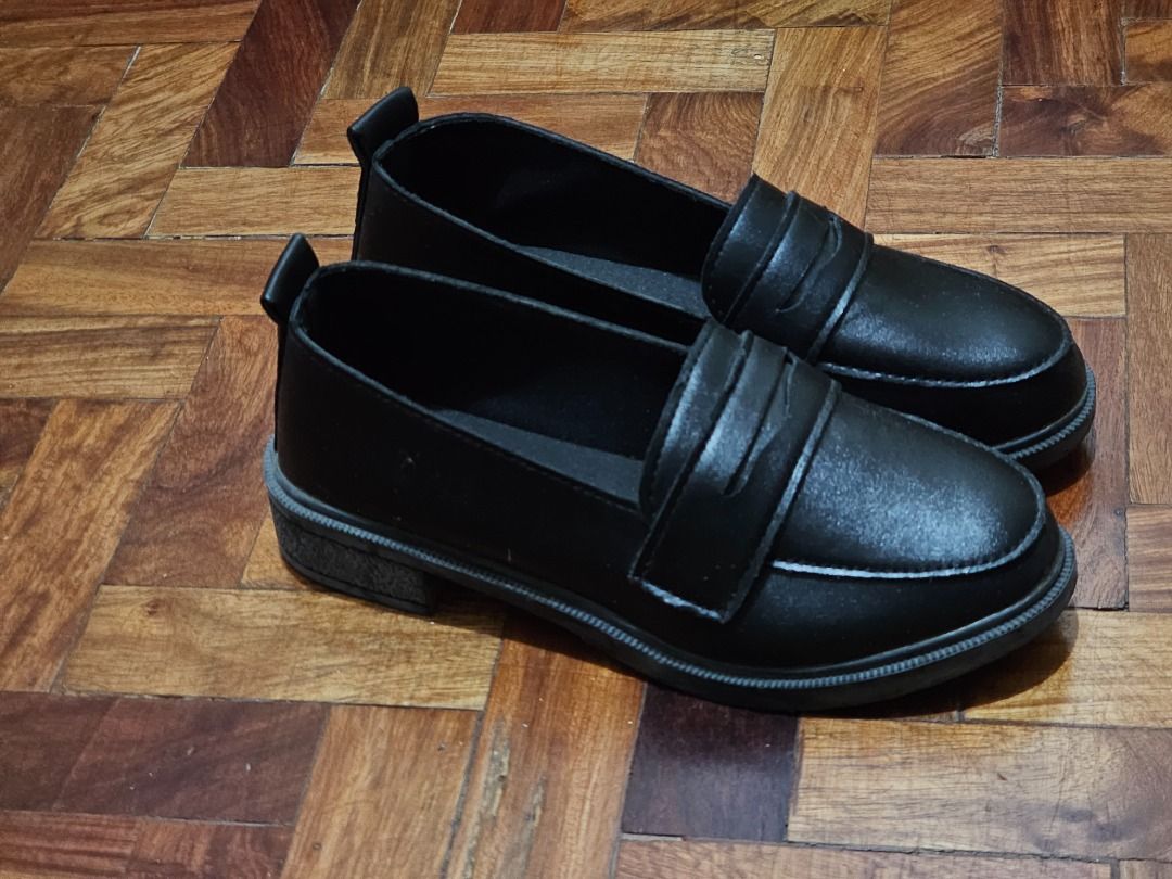 Women's loafers (Category: Loafers) located in San Rafael. Submitted by cathwerine (Listing ID 1386731782, Image 2). Description: Size: 38 (small sizing, probably fits 37. for reference I'm usually 38 and this is small for me, my feet are 24cm) Bought for 580 from the orange app Never used RFS: decluttering, does not fit me Item location: Bulacan MOD: JNT, SDD (if from MM only) MOP: BDO, Seabank, Gcash Please note: I'm usually in Bulacan on weekd