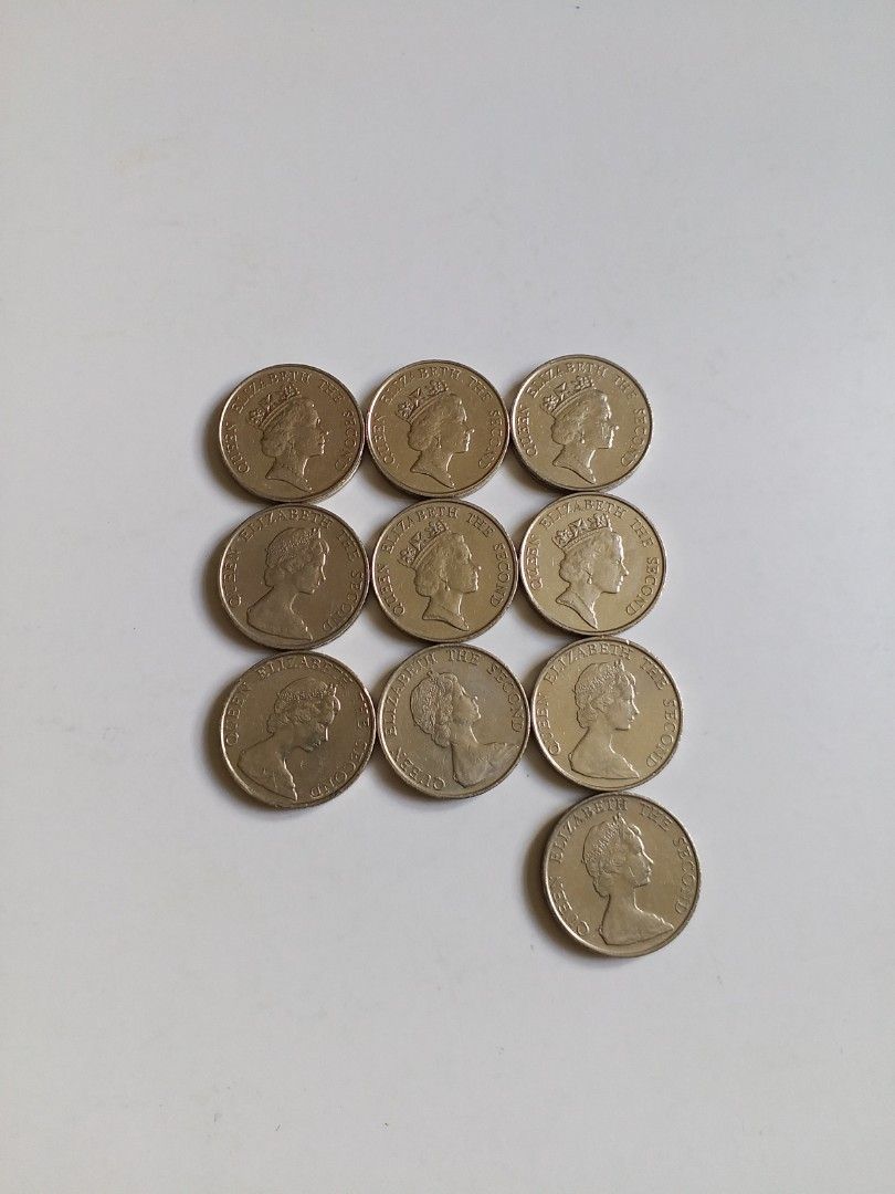 香港:前殖民地:(5元硬幣):80年代一套:大小皇冠:女皇頭:(1980年):81年:82年:(硬幣膽1983年):84年:85年:86年:(硬幣 膽1987年):88年:1989年:(10個1套):香港係:冇出版1990年:5元硬幣:硬幣表面:及底板非常良好:共1套10個, 興趣及遊戲,  收藏品及紀念品, 錢幣- Carousell