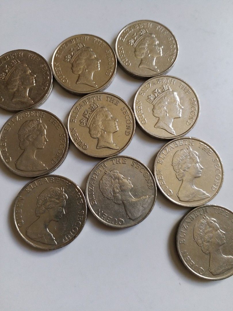 香港:前殖民地:(5元硬幣):80年代一套:大小皇冠:女皇頭:(1980年):81年:82年:(硬幣膽1983年):84年:85年:86年:(硬幣 膽1987年):88年:1989年:(10個1套):香港係:冇出版1990年:5元硬幣:硬幣表面:及底板非常良好:共1套10個, 興趣及遊戲,  收藏品及紀念品, 錢幣- Carousell