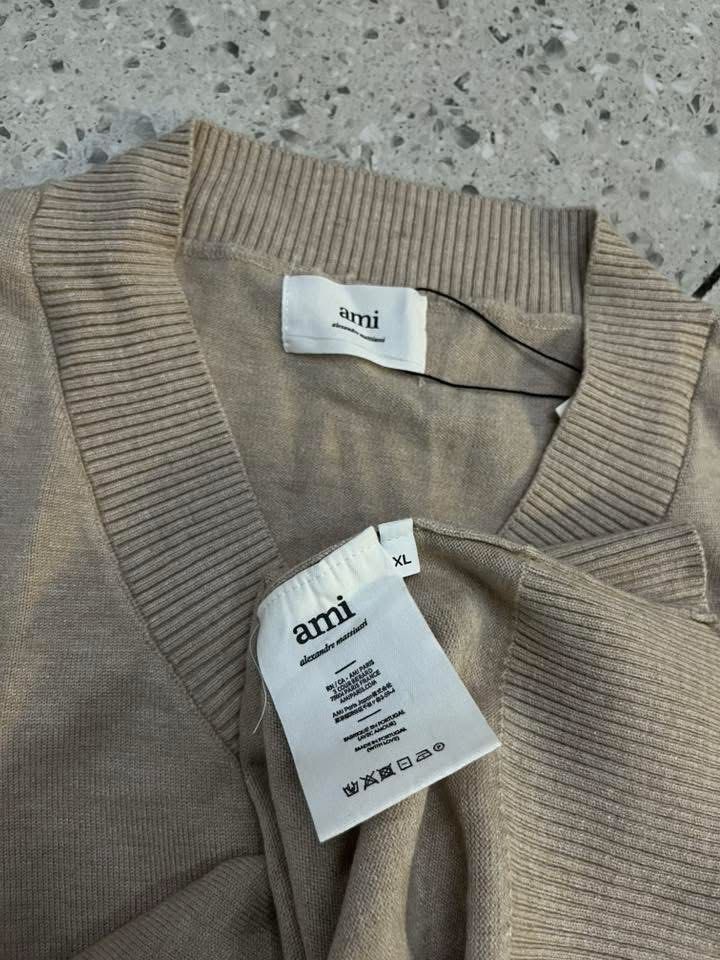 ALEXANDRE MATTIUSSI KNIT SWEATER (Category: Luxury Apparel) located in Baguio. Submitted by lairdegawd_06 (Listing ID 1386907417, Image 3). Description: Dimes: 24.5x26.5 Condition: Like new to brand new Color rate: 10/10 Complete tags Check photos for more details No issue.