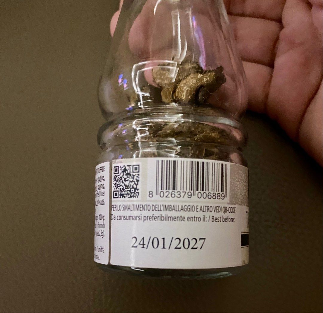 Authentic Italian Dried Truffle grinder (Category: Spice & Seasoning) located in Quezon City. Submitted by kissesaa (Listing ID 1386937693, Image 3). Description: Authentic Italian Dried Truffle grinder Brand : Savini Tartufi Expiration : January 2027 .