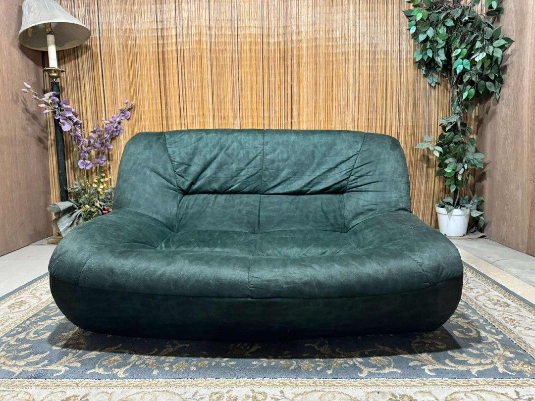 Bulky Daybed Sofa (Category: Sofas) located in Quezon City. Submitted by matetdevis13 (Listing ID 1386891337, Image 1). Description: Bulky Daybed Sofa Price: 7k L53 x W38 x H30/13 In good condition Code JMD35-M30.
