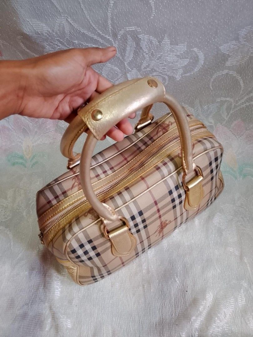 Burberry Boston Bag (Category: Luxury Bags & Wallets) located in Tuguegarao City. Submitted by starzeke (Listing ID 1386928973, Image 2). Description: Pakibasa po‼️ ❤️Dear Buyers💚 Hindi ako makareply sa inyo, nakalimit kasi message sa carousel, nababasa ko lang cia. hanapin nio na lang po sa fb parehong pangalan po nakalagay sa profile pics. Pm nio ako dun and your Tawad☺️ -Starzeke Thriftshop and Japan Anikz.