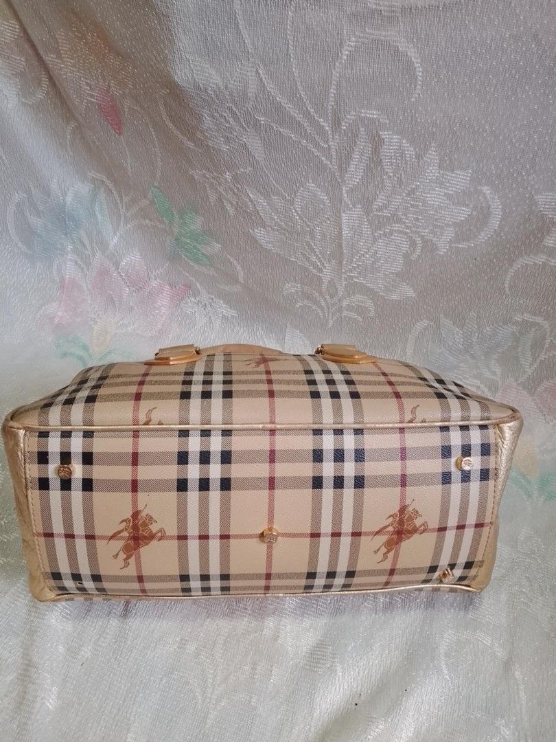 Burberry Boston Bag (Category: Luxury Bags & Wallets) located in Tuguegarao City. Submitted by starzeke (Listing ID 1386928973, Image 3). Description: Pakibasa po‼️ ❤️Dear Buyers💚 Hindi ako makareply sa inyo, nakalimit kasi message sa carousel, nababasa ko lang cia. hanapin nio na lang po sa fb parehong pangalan po nakalagay sa profile pics. Pm nio ako dun and your Tawad☺️ -Starzeke Thriftshop and Japan Anikz.