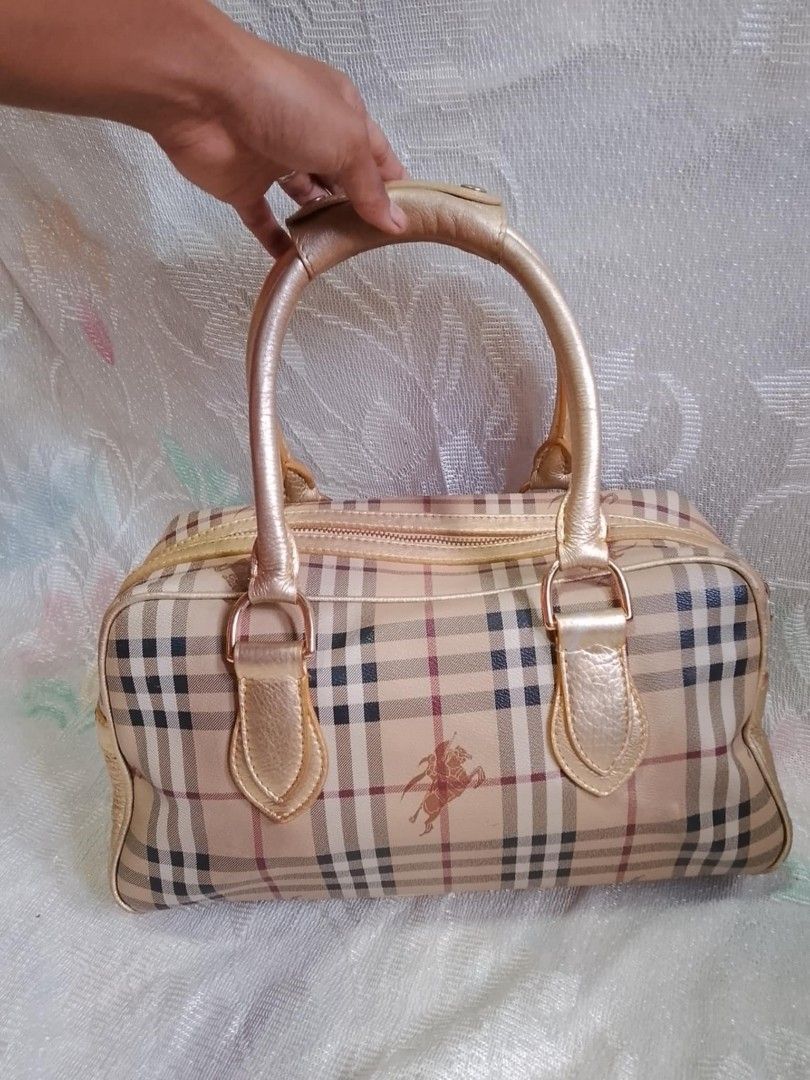Burberry Boston Bag (Category: Luxury Bags & Wallets) located in Tuguegarao City. Submitted by starzeke (Listing ID 1386928973, Image 1). Description: Pakibasa po‼️ ❤️Dear Buyers💚 Hindi ako makareply sa inyo, nakalimit kasi message sa carousel, nababasa ko lang cia. hanapin nio na lang po sa fb parehong pangalan po nakalagay sa profile pics. Pm nio ako dun and your Tawad☺️ -Starzeke Thriftshop and Japan Anikz.