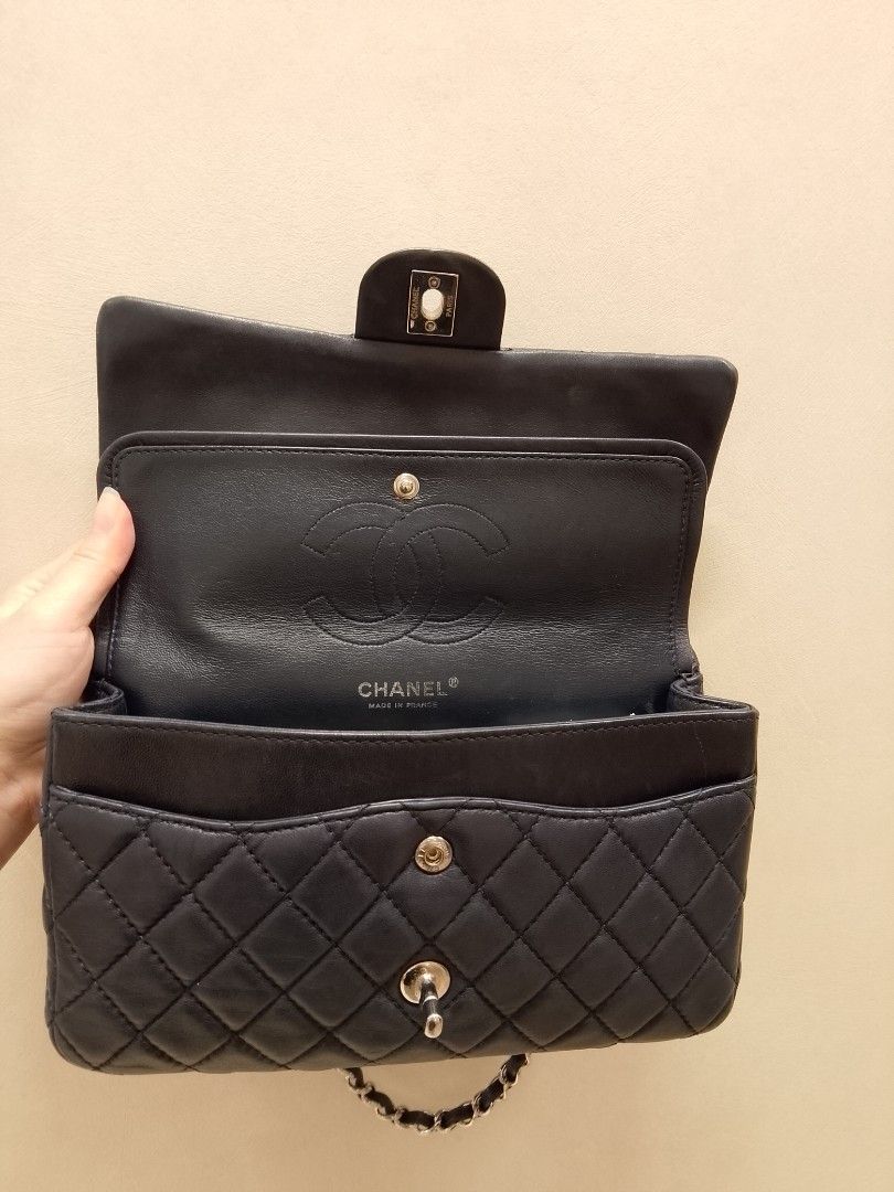Chanel medium flap (Category: Bags & Wallets) located in Singapore. Submitted by bluemoments (Listing ID 1386870310, Image 2). Description: 💯 Authentic chanel medium flap.