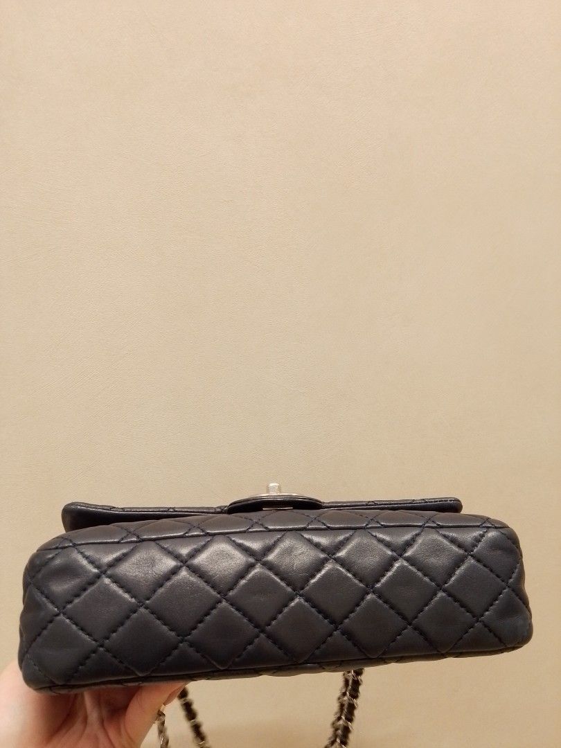 Chanel medium flap (Category: Bags & Wallets) located in Singapore. Submitted by bluemoments (Listing ID 1386870310, Image 3). Description: 💯 Authentic chanel medium flap.