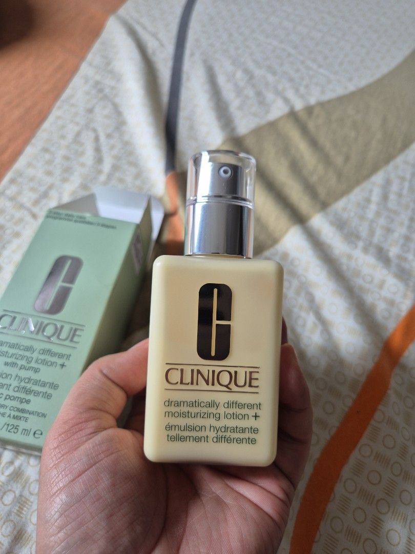Clinique Dramatically Different Moisturizer (Category: Face Care) located in San Juan City. Submitted by _allykim (Listing ID 1386799186, Image 2). Description: >brand new >bought from Rustan's >retails at around PHP 2,000.