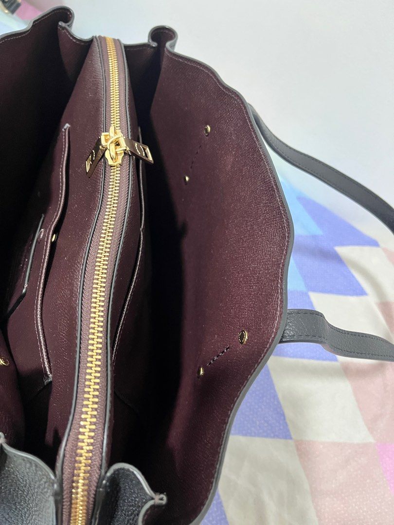 Coach Charlie Carryall 40 Pebbled Leather (Category: Luxury Bags & Wallets) located in Quezon City. Submitted by bonjb (Listing ID 1386902017, Image 2). Description: Negotiable within reason. RFS: Need funds asap. Got this second hand from Carousell. Authenticity not confirmed. Minor flaws inside the bag shown in pics. Not noticeable when the bag has stuff inside. Very good looking and professional shoulder bag. Spacious. Can do meetups in Makati